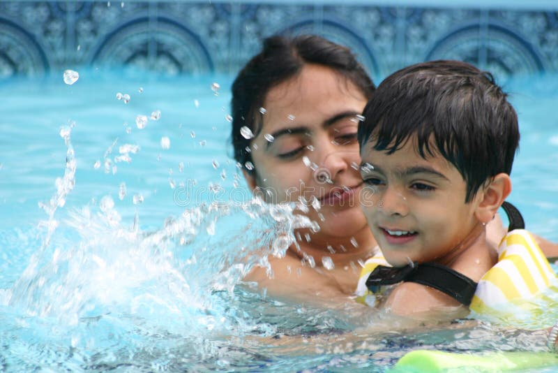 Madre e figlio hanno un grande tempo in piscina.