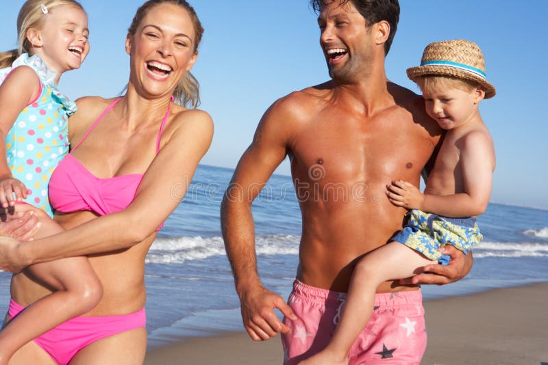 Famiglia Divertirsi Sulla Spiaggia A Ridere.