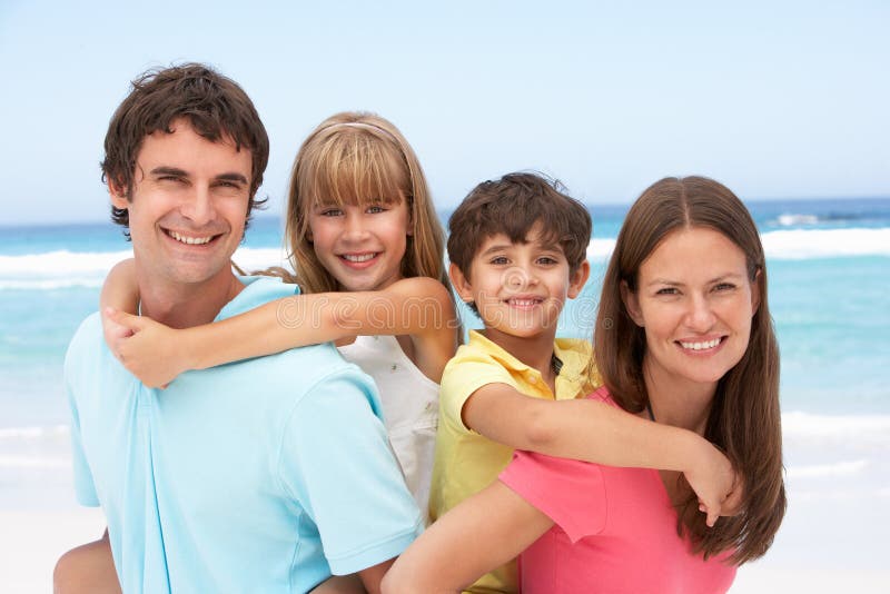 Famiglia Con Sulle Spalle Il Divertimento In Vacanza Al Mare.