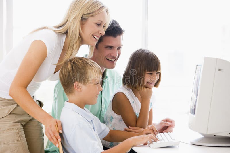 La famiglia, in ufficio a casa utilizzando il computer e sorridente.