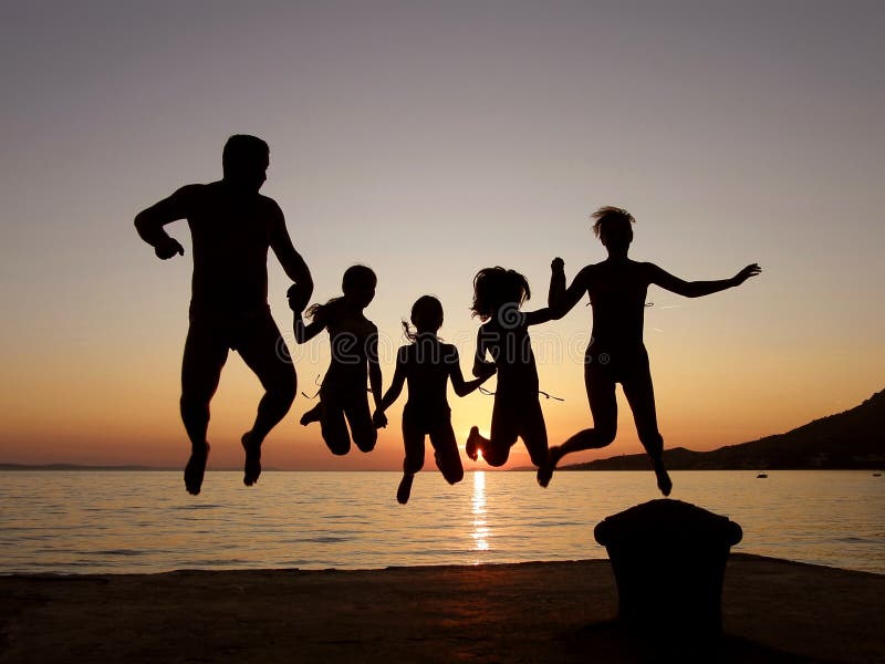 Línea de satisfecho activo familias (el mejor amigos) en acción, madre (padres) hijas (las chicas) saltar sobre el puerto (puerto viejo calzar ) en dorado verano atardecer (oscuridad) día festivo en Croacia.