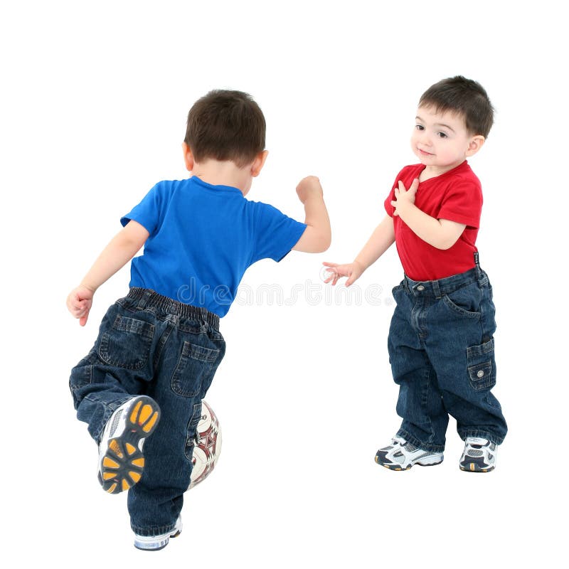 Twin ragazzi che giocano con un pallone da calcio.