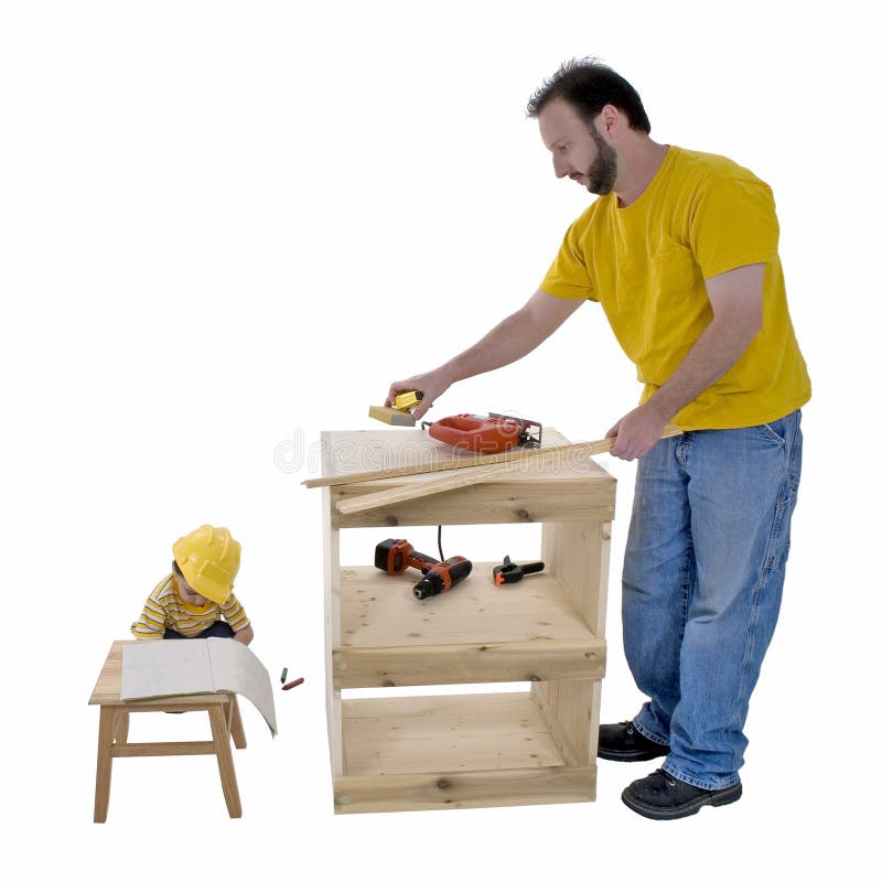Padre costruzione di armadio di stoccaggio, mentre il bambino figlio dei colori accanto a lui.