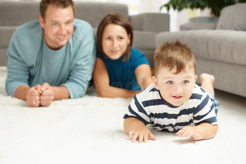 Famiglia felice sdraiato sul pavimento nel soggiorno.