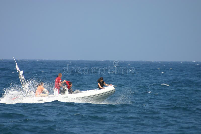 Freunde  Familie auf der klein geschwindigkeit ein Boot das Meer um,.