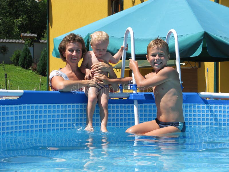 Family play in collapsible pool