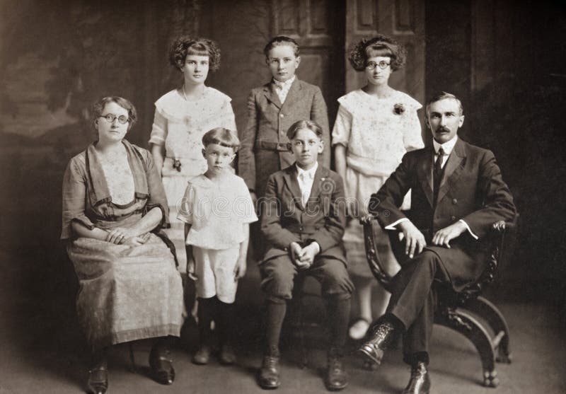 Ritratto di una famiglia di sette nei primi anni 1920.