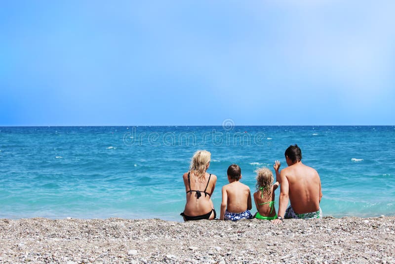 Мама папа на пляже. Семья на пляже. Семья на пляже со спины. Семья на море со спины. Семья на море в Сочи.