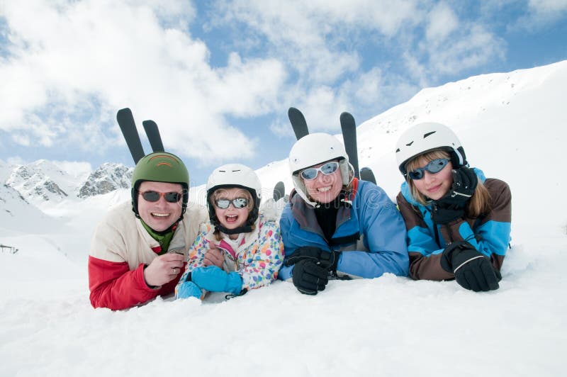 Šťastná rodina si zábavu na lyžích.