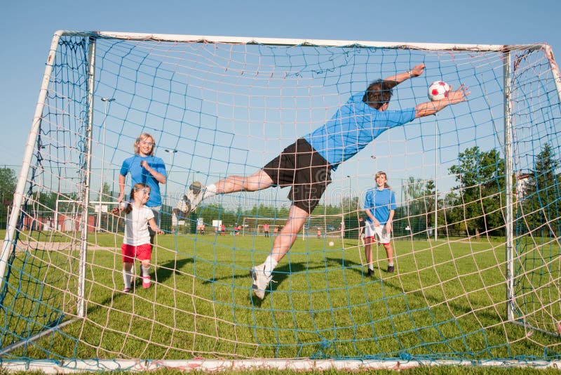 I genitori e le figlie a giocare a calcio.