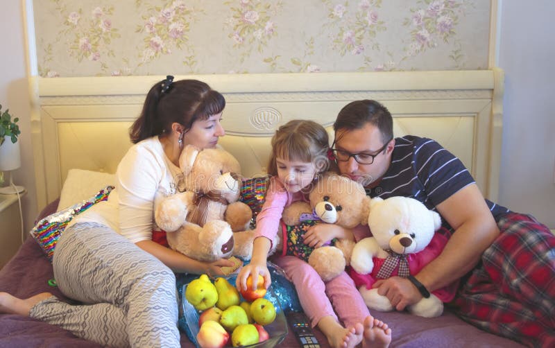 Matka tatínek maminka dítě rodina tichý útulný před televize medvídci medvědi jablka.