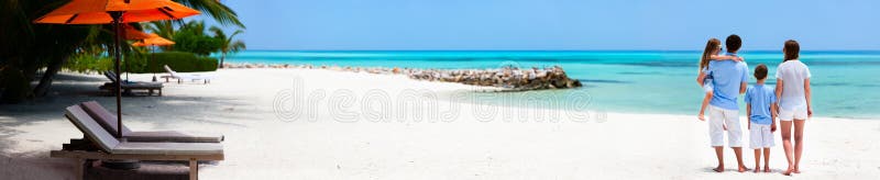 De hermoso familia sobre el Playa durante verano día festivo.