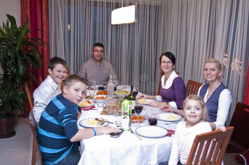 Familia feliz sobre el mesa,, mira a.