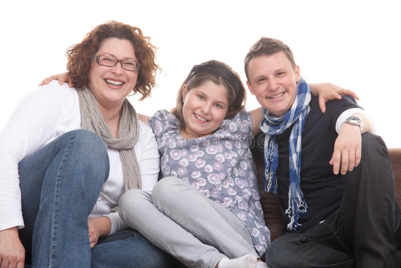 Familia de tres Cerca a común sobre el sofá sonriente.