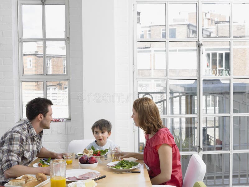 https://thumbs.dreamstime.com/b/family-three-having-meal-dining-table-together-kitchen-33898550.jpg