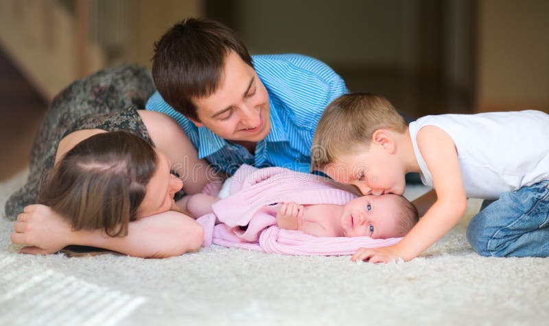 Giovane felice famiglia di quattro trascorrere del tempo a casa loro.