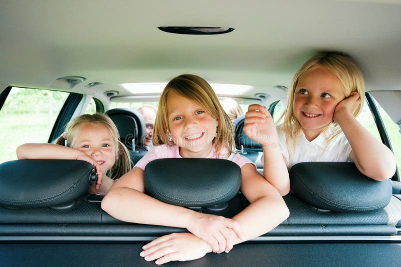 Famiglia con tre bambini che viaggiano in auto.