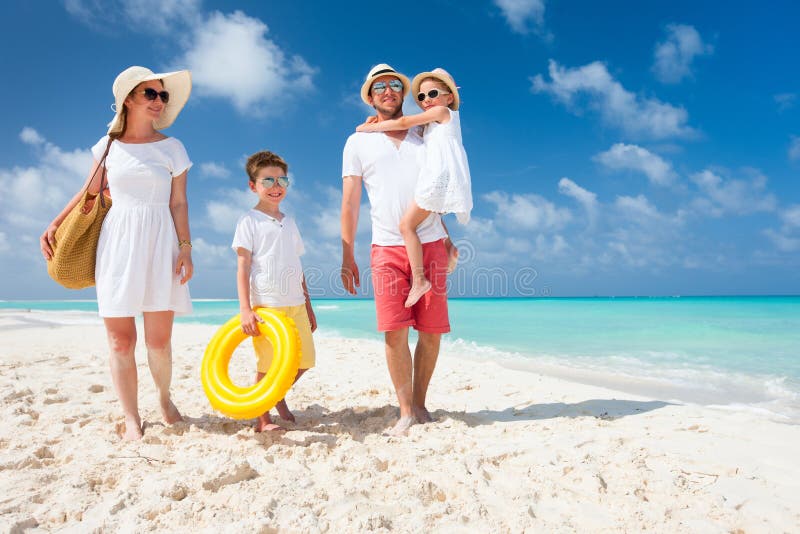 Felice bella famiglia su una spiaggia tropicale vacanza.