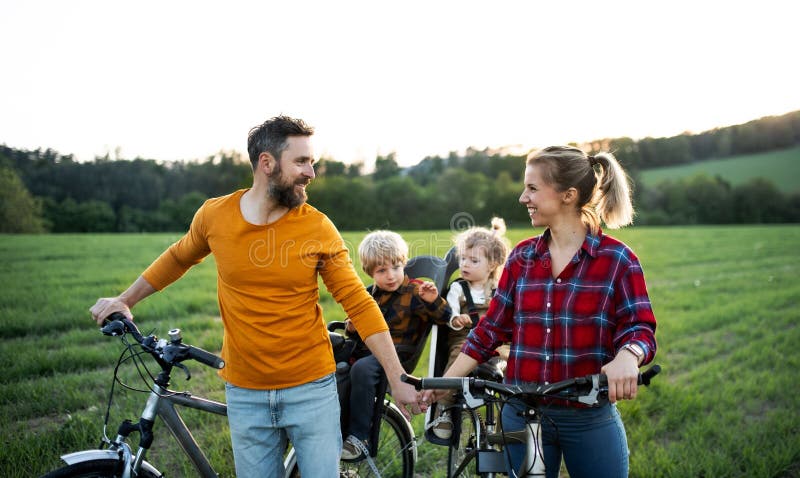 Family with two small children on cycling trip, resting. royalty free stock photos Family with two small children on cycling trip, resting. royalty free stock photos