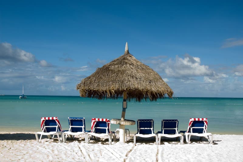 6 sedie sotto una palapa ombrellone sulla spiaggia.