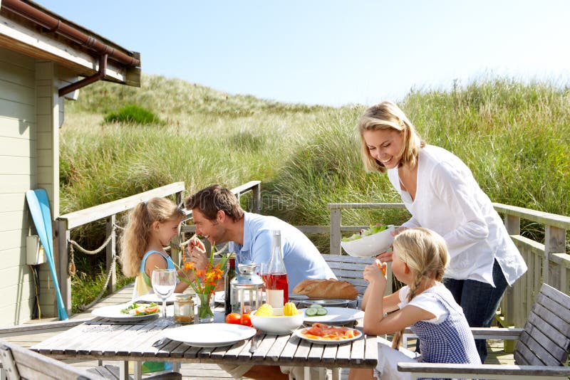 Familia sobre el día festivo comer comida afuera sobre el.