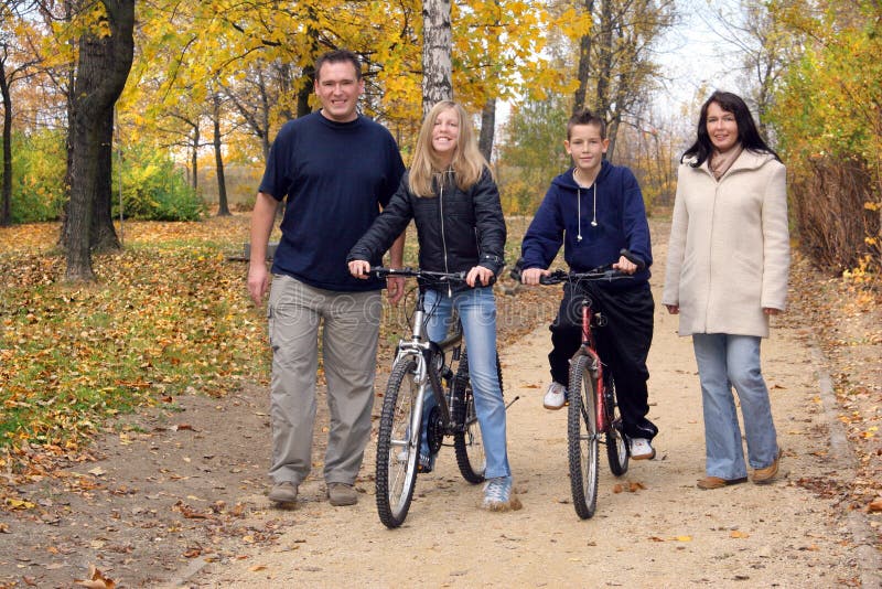 Familia sobre el otono caminando.