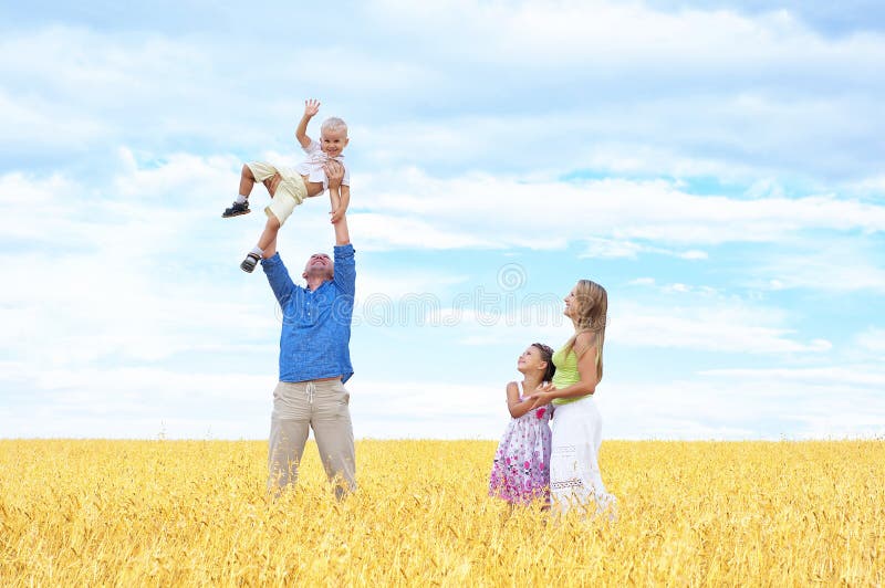 Мама папа поля. Счастливая семья в поле. Семь\я в поле. Поле пшеница семья. Фотосессия в поле семья.