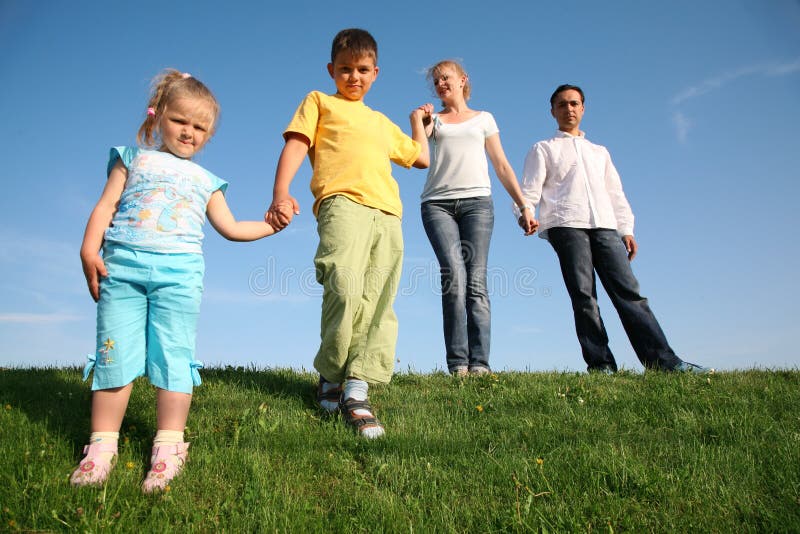 Famiglia con bambini sull'erba.