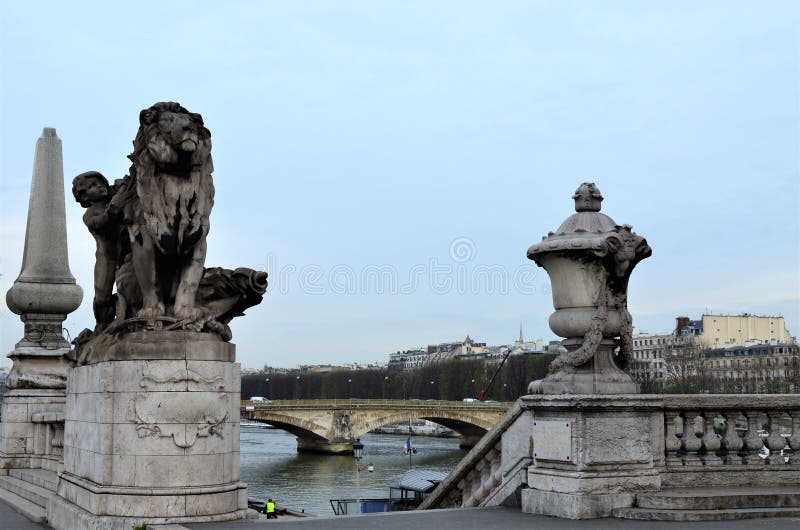 A famosa ponte alexandre iii ao pôr do sol em paris imagem de stock