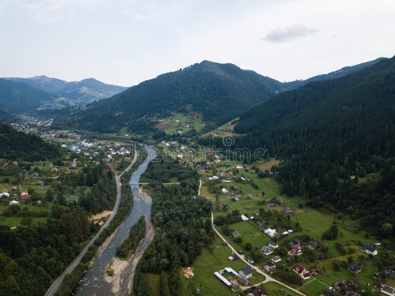 Famoso pueblo de turismo verde Kryvorivnia en las montañas de los Cárpatos en verano, paisaje típico en el Parque Nacional Hutsul foto de archivo Famoso pueblo de turismo verde Kryvorivnia en las montañas de los Cárpatos en verano, paisaje típico en el Parque Nacional Hutsul foto de archivo