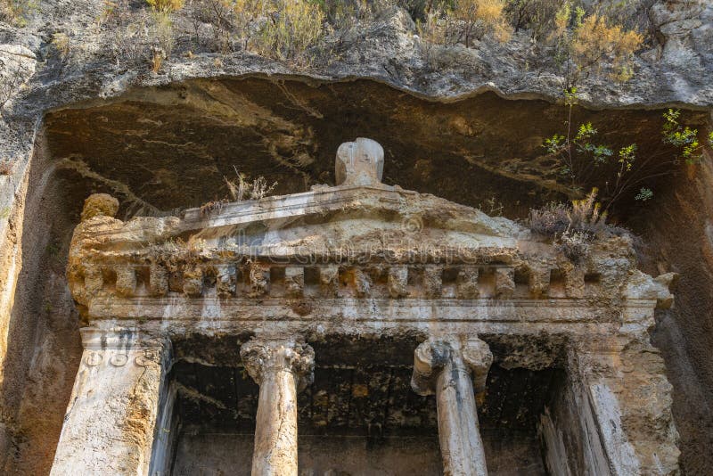 Amyntas'ın Fethiye'deki dağlardaki ünlü Antik Likya kaya mezarları.  Fethiye'deki ünlü antik Likya Kaya Mezarları (Amintas Mezarı).  telif ücretsiz stok fotoğrafı
