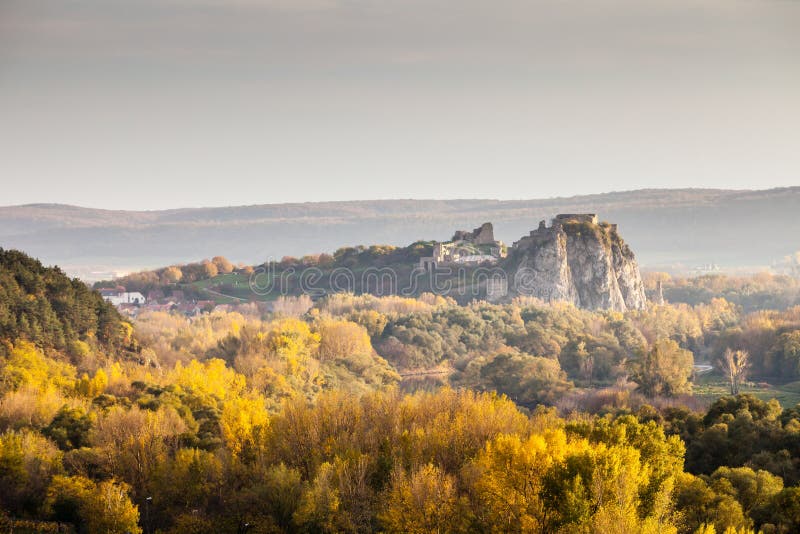 Famoso storico castello è un si trova sul confluenza da fiumi danubio un più vicino la capitale la città da Slovacchia un commensali da Slovacchia un ceco.