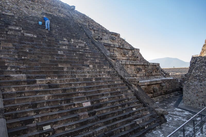 The Famous Feathered Serpent Pyramid Stock Photo - Image of historic ...