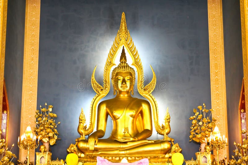 The famous Golden Buddha image in Wat Benchamabophit