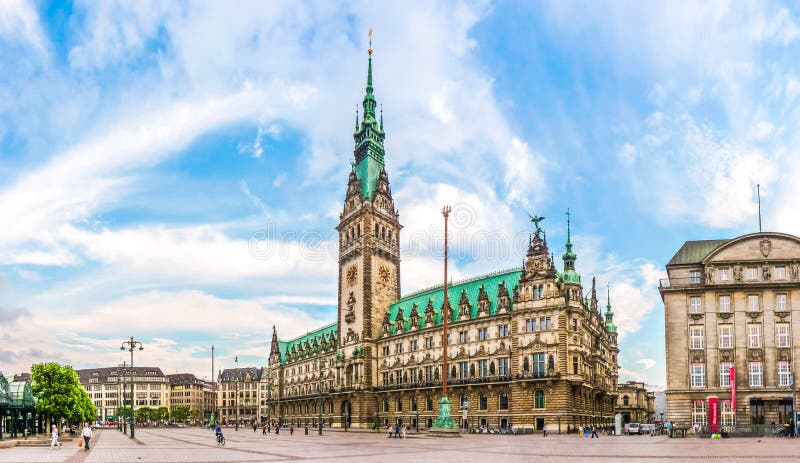 Hermoso de famoso sala nubes a cielo azul sobre el El mercado plaza de la ciudad más cercano en cuarto,, alemania.