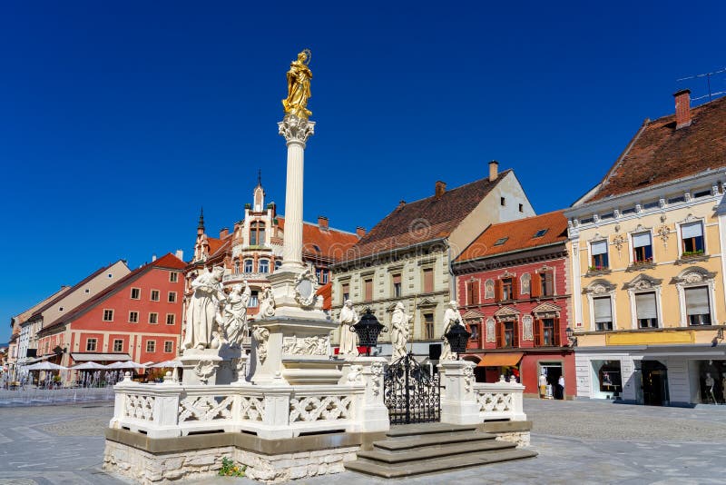 Slavný hlavní náměstí z druhý největší město v slovinsko  