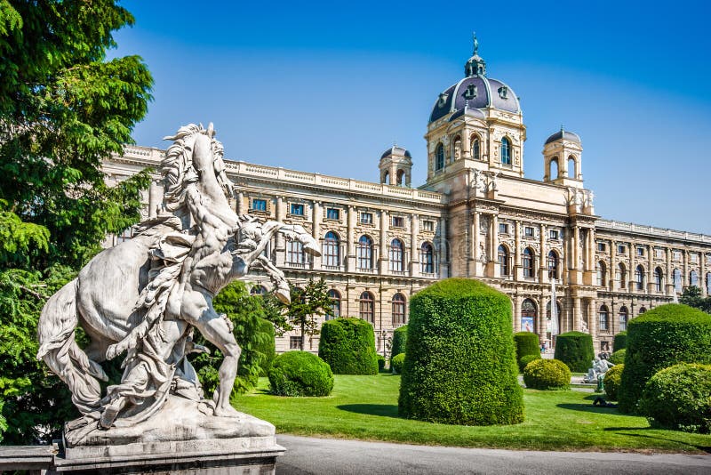 Krásny výhľad slávny prírodovedné Múzeum s park a sochárstvo vo Viedni, Rakúsko.