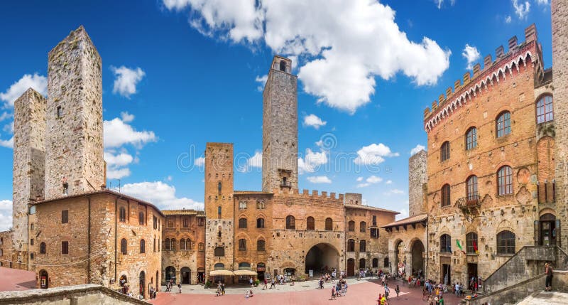 Famous Piazza del Duomo en San Gimignano histórico, Toscana, Italia