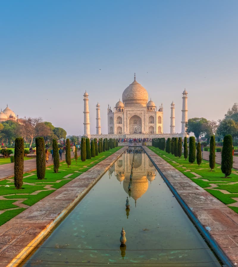 People Visit Taj Mahal in India Editorial Photo - Image of dome, hinduism:  160653721