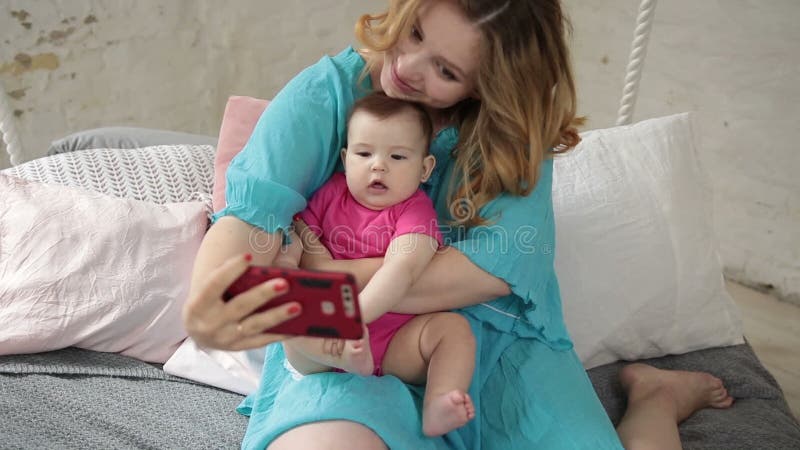 Família alegre que toma o selfie com telefone celular