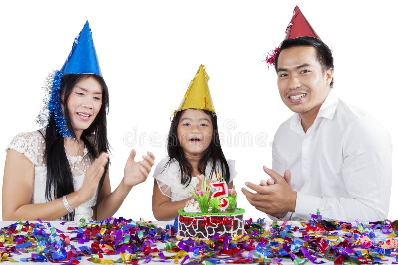 Família asiática que comemora um aniversário no estúdio imagem de stock royalty free Família asiática que comemora um aniversário no estúdio imagem de stock royalty free
