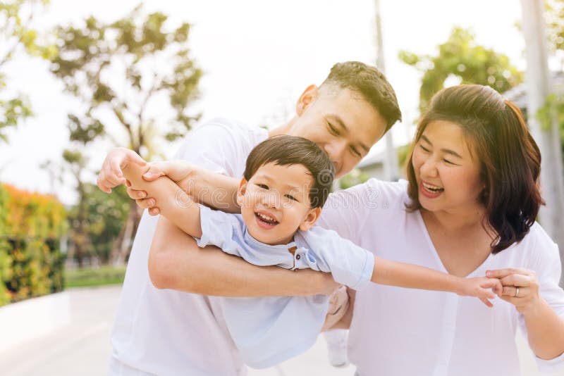 Família asiática que tem o divertimento e que leva um parque da criança em público fotos de stock Família asiática que tem o divertimento e que leva um parque da criança em público fotos de stock