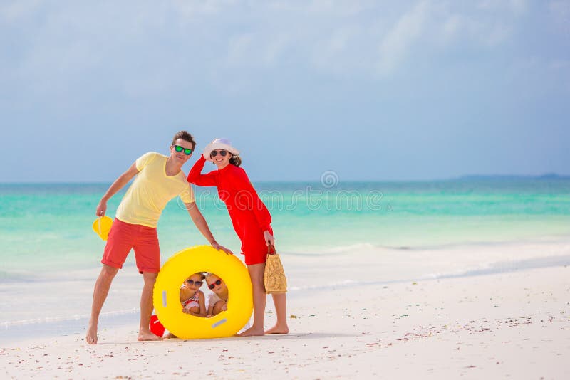 Família bonita feliz na praia branca fotos de stock Família bonita feliz na praia branca fotos de stock