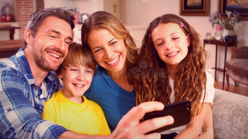 Família bonito que toma o selfie no sofá