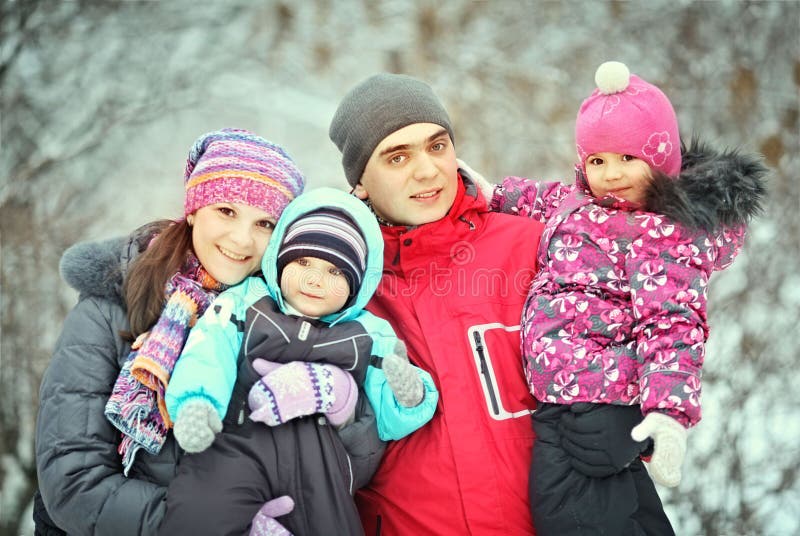 Família com as crianças que andam no inverno imagem de stock Família com as crianças que andam no inverno imagem de stock