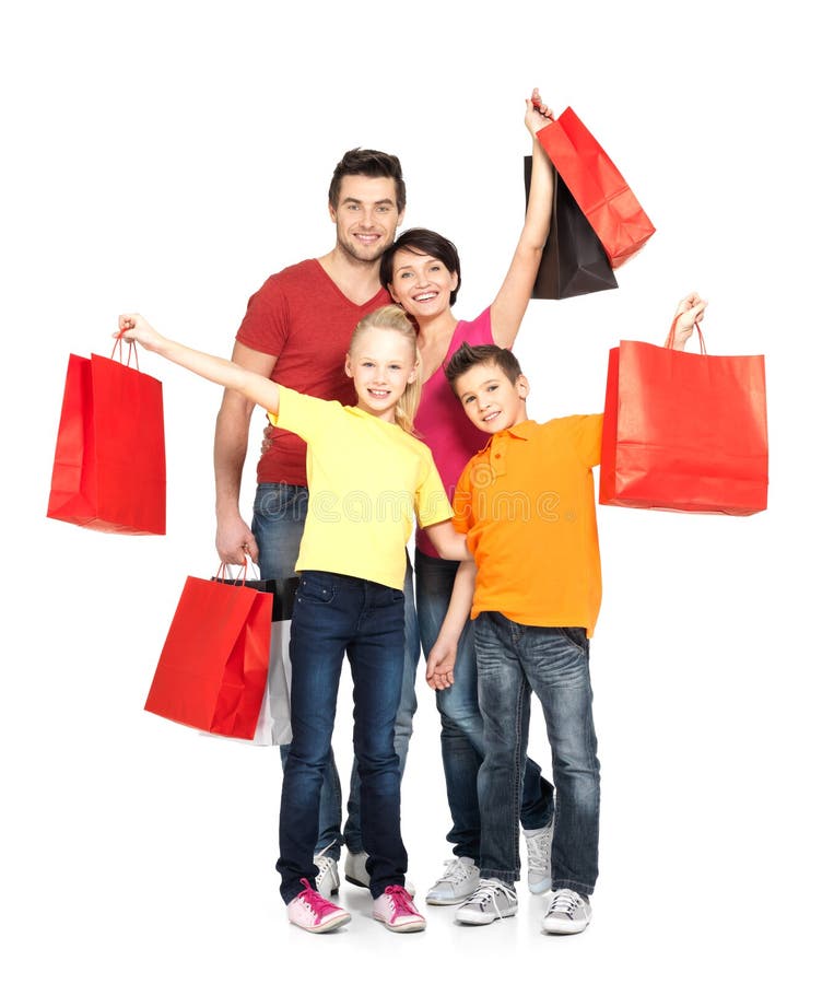 Família com os sacos de compras que estão no estúdio foto de stock royalty free Família com os sacos de compras que estão no estúdio foto de stock royalty free