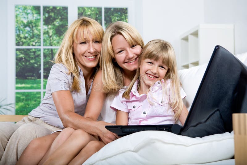 Download Família com portátil foto de stock. Imagem de novo, juventude - 16854924