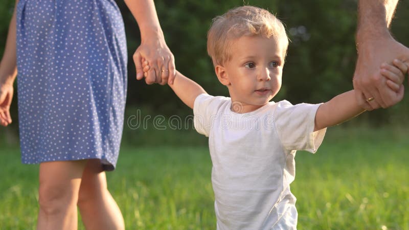 Família com um filho andando no parque. família feliz caminhando no parque na natureza relaxando ao ar livre. família feliz