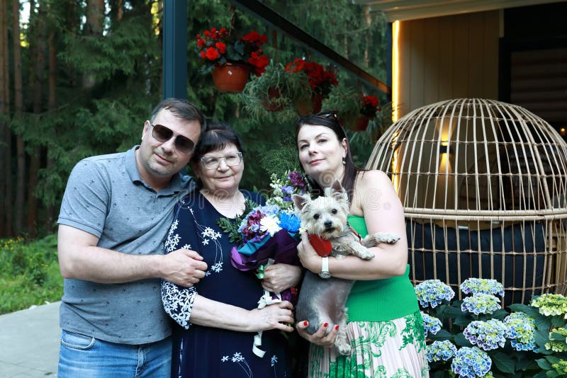 Família com yorkshire terrier dog imagem de stock royalty free