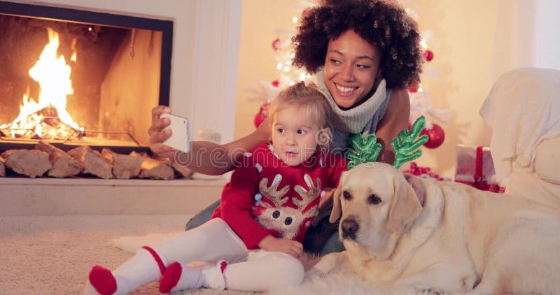 Família da raça misturada que toma o selfie do Natal